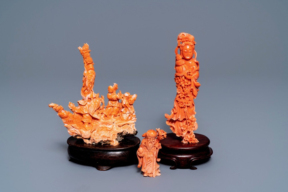 Drie Chinese bloedkoralen snijwerken, 19/20e eeuw